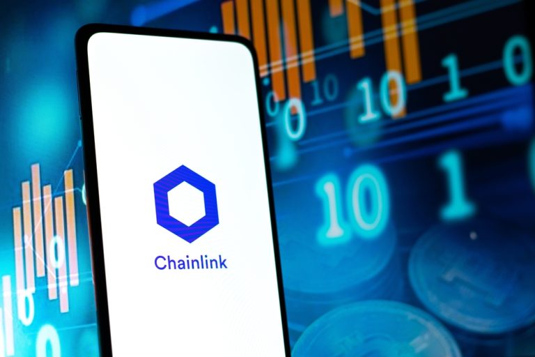 Chainlink (LINK) rebounds 3.6% as Stellar integration broadens RWA reach Stellar integrates Chainlink’s CCIP, fueling LINK’s 3.6% rebound and advancing real-world asset tokenization growth.